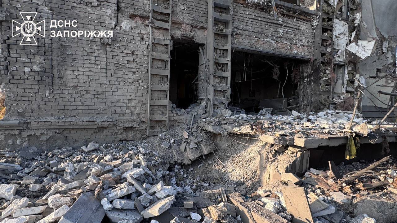 Россия ударила КАБами по жилому району Запорожья: погиб человек, есть раненые. Фото