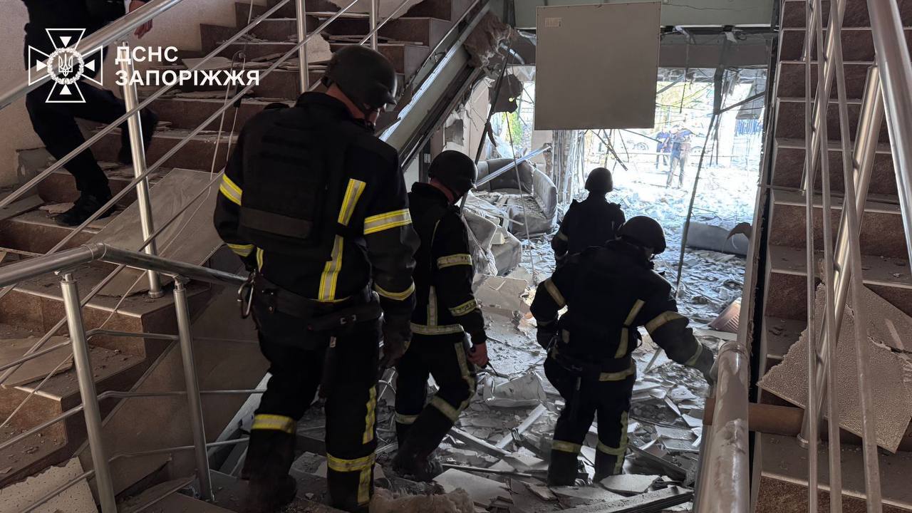 Россия ударила КАБами по жилому району Запорожья: погиб человек, есть раненые. Фото