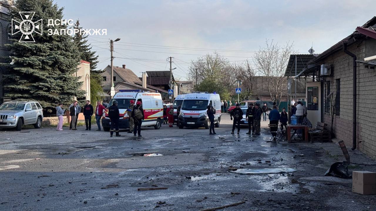 Россия ударила КАБами по жилому району Запорожья: погиб человек, есть раненые. Фото