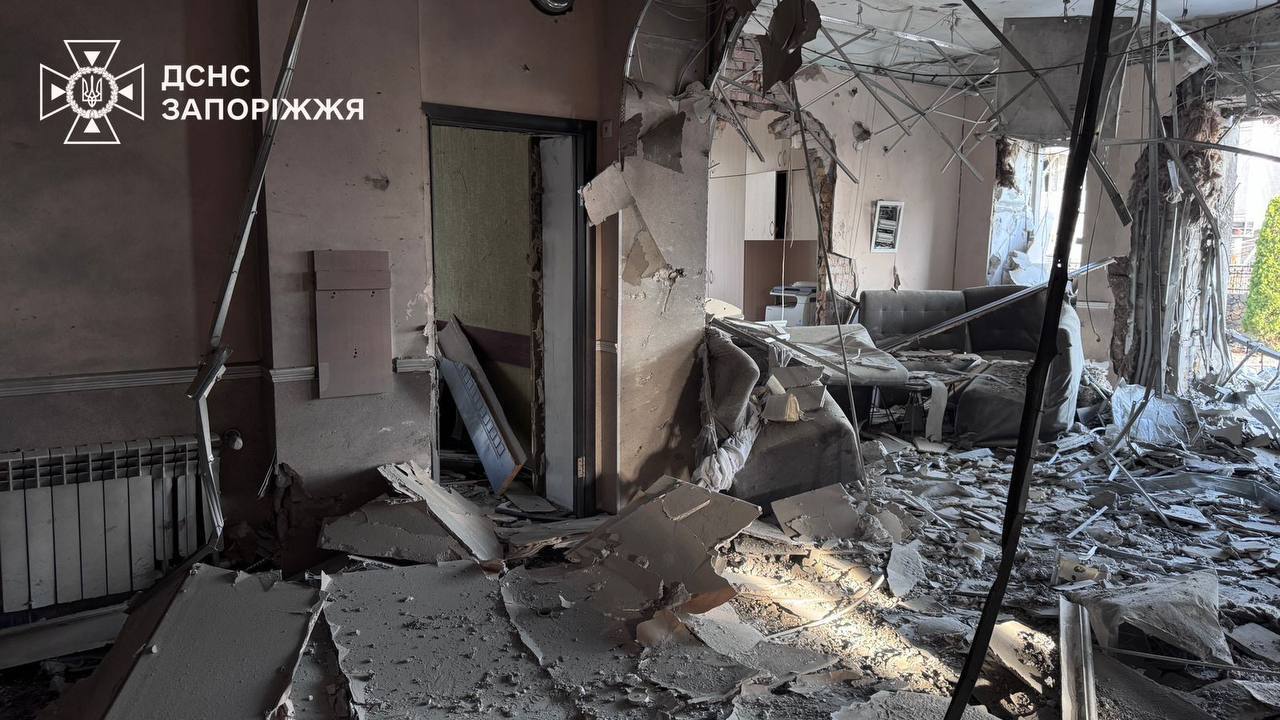 Россия ударила КАБами по жилому району Запорожья: погиб человек, есть раненые. Фото