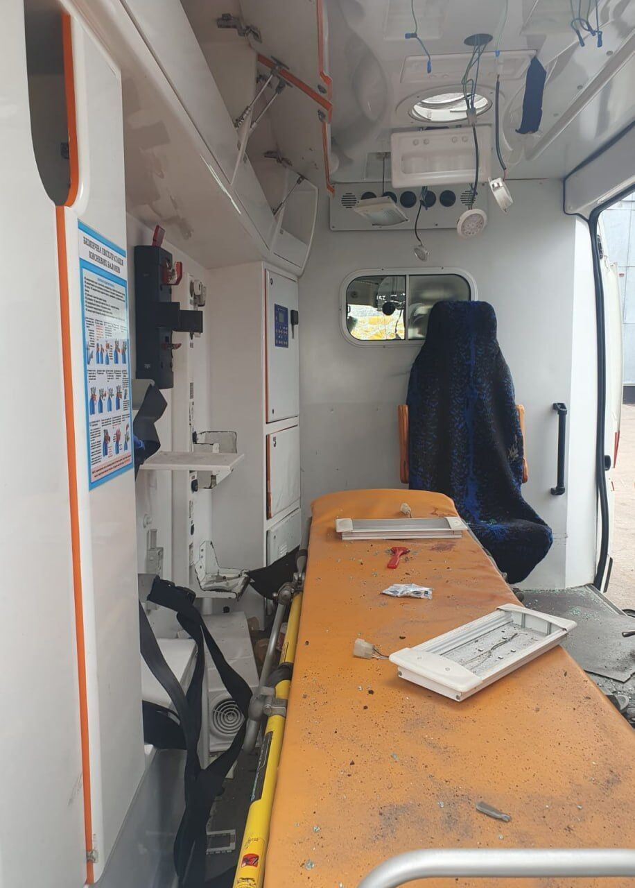 Було повторне влучання: у Києві під час російського обстрілу постраждали медики швидкої. Фото