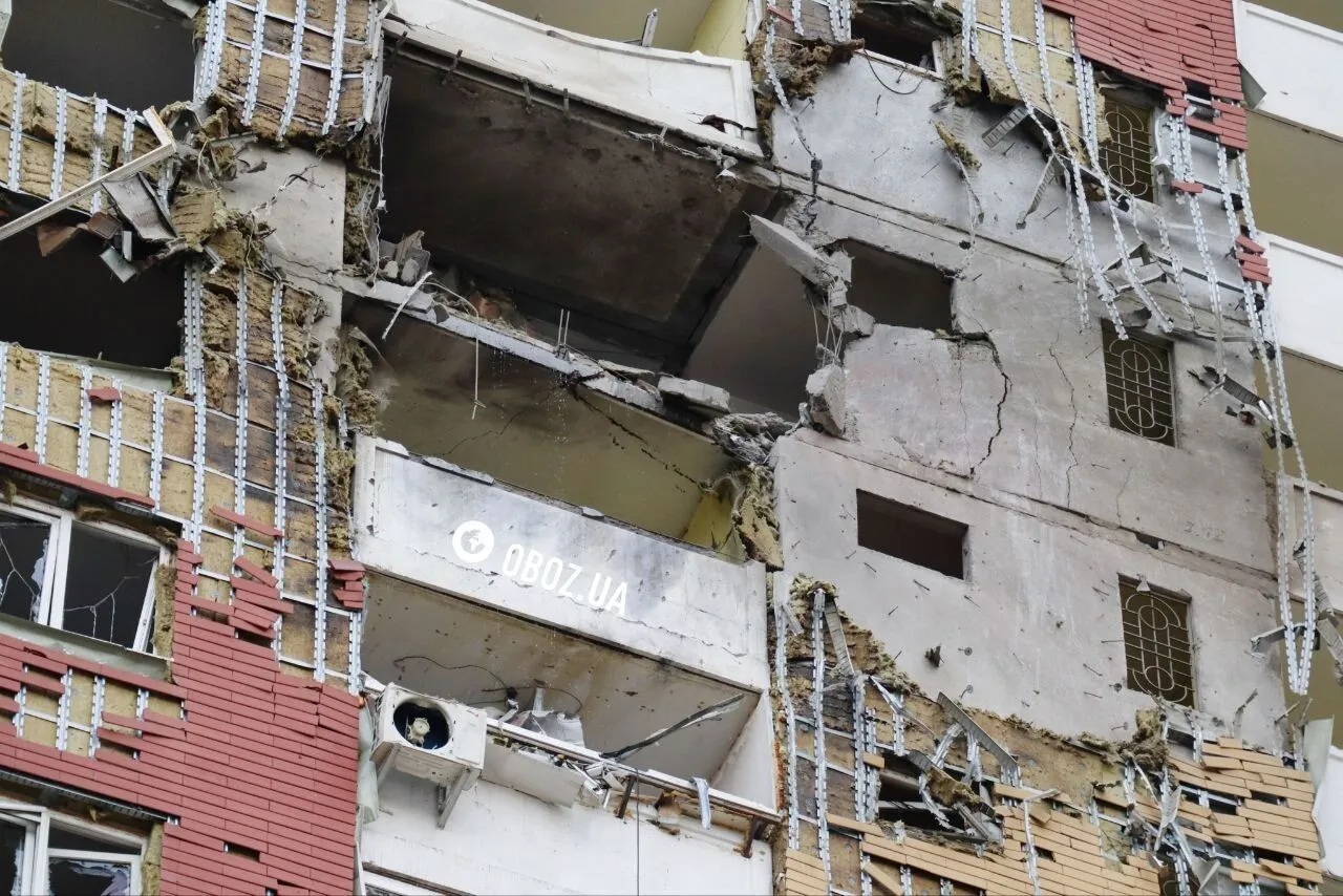 Діра у стіні та знищені квартири: у Києві "Шахед" влучив у багатоповерхівку. Фото та відео