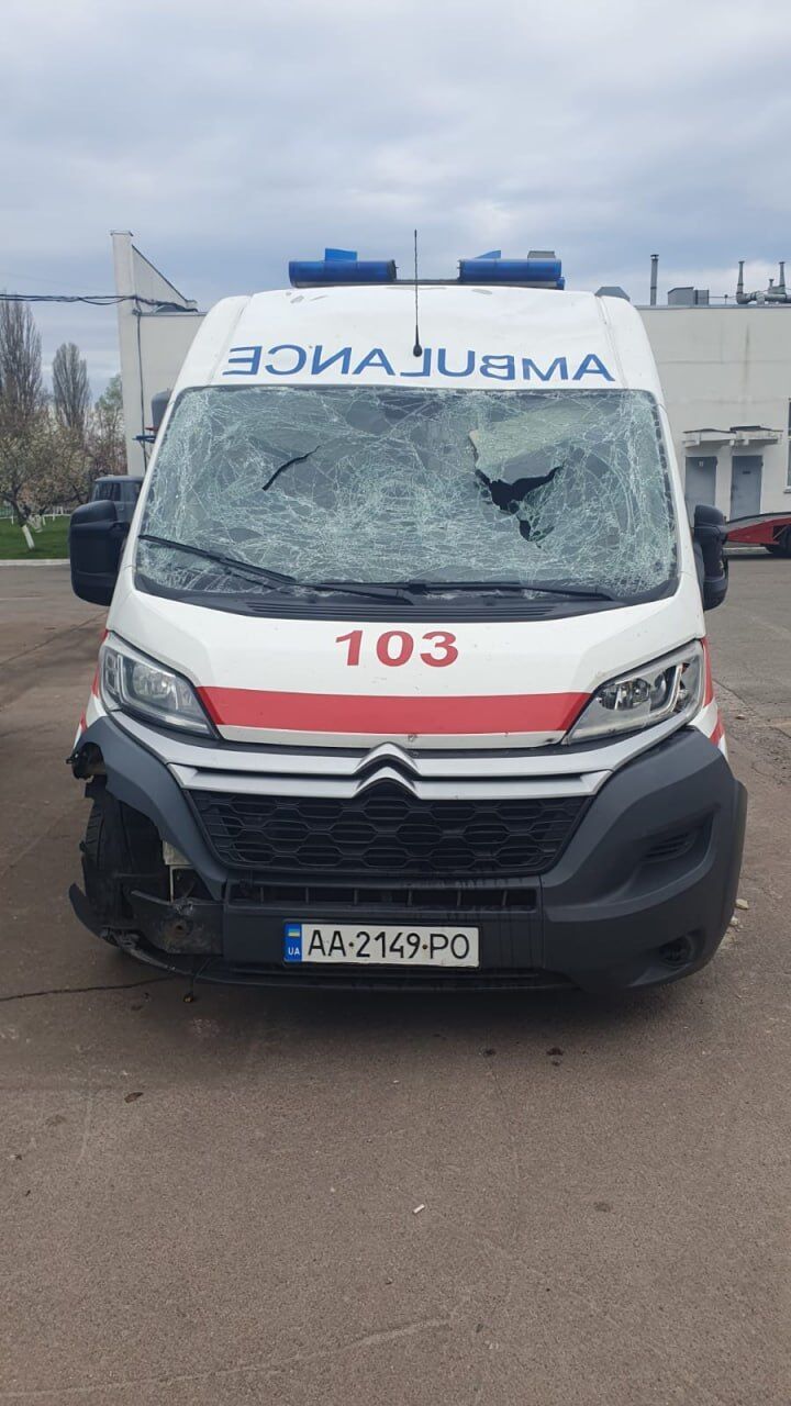 Було повторне влучання: у Києві під час російського обстрілу постраждали медики швидкої. Фото