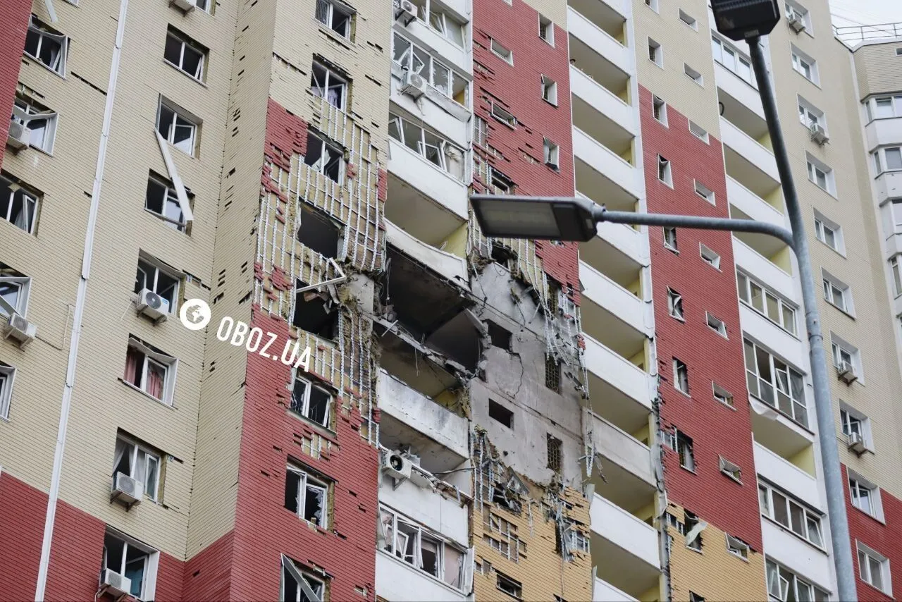 Діра у стіні та знищені квартири: у Києві "Шахед" влучив у багатоповерхівку. Фото та відео