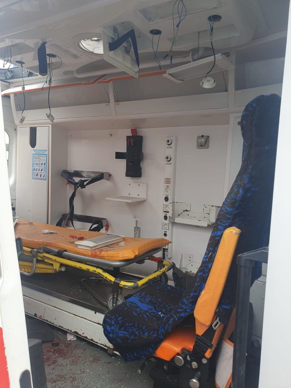 Було повторне влучання: у Києві під час російського обстрілу постраждали медики швидкої. Фото