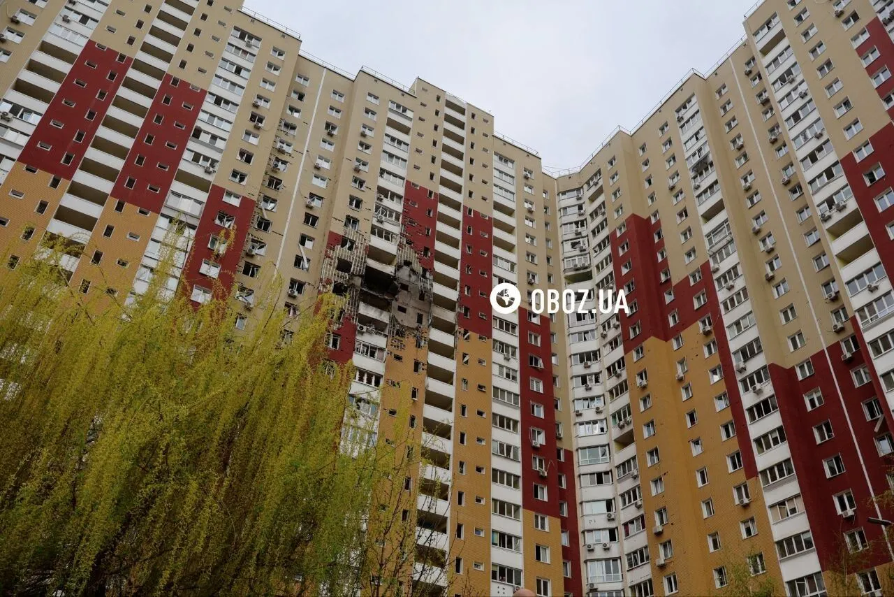 Діра у стіні та знищені квартири: у Києві "Шахед" влучив у багатоповерхівку. Фото та відео