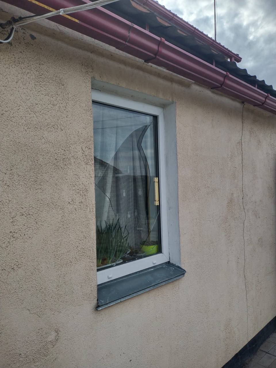 Пошкоджено будинки та підприємство: у КОВА розповіли про наслідки російської атаки на Київщину. Фото