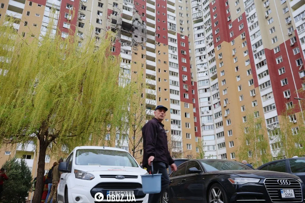 Діра у стіні та знищені квартири: у Києві "Шахед" влучив у багатоповерхівку. Фото та відео