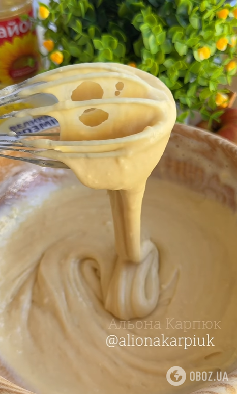 Найпростіший рецепт яблучної шарлотки: тісто вийде дуже пухким