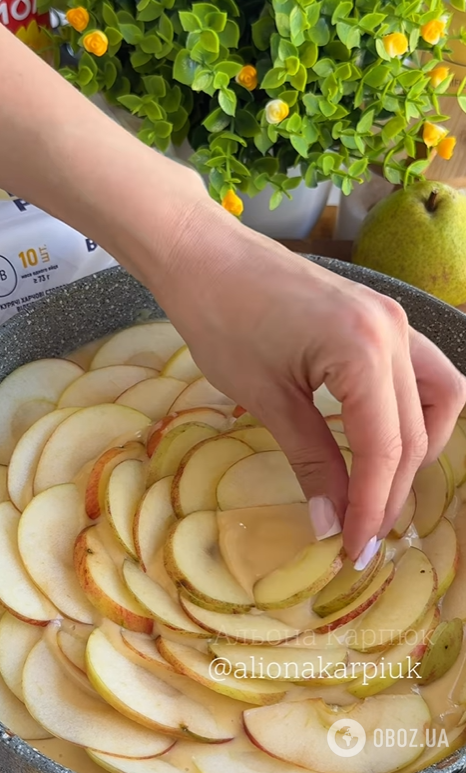 Найпростіший рецепт яблучної шарлотки: тісто вийде дуже пухким