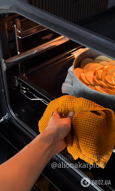 Найпростіший рецепт яблучної шарлотки: тісто вийде дуже пухким