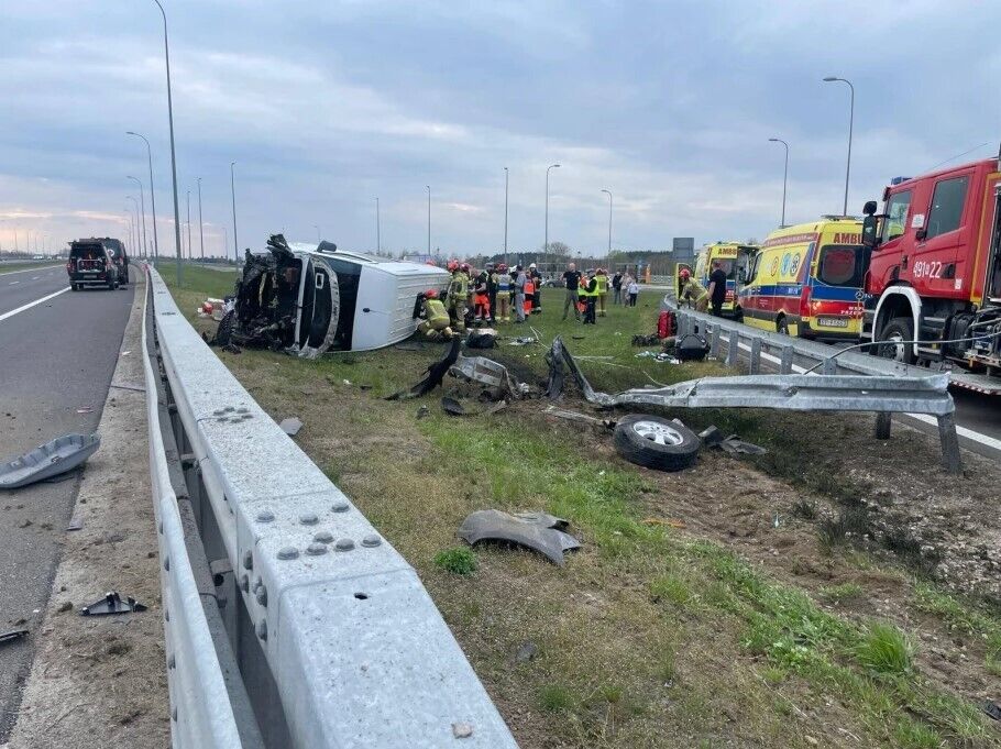 Врезался в отбойник: в Польше перевернулся микроавтобус с украинцами, есть пострадавшие. Фото