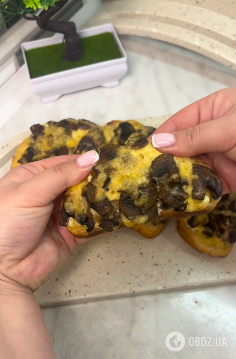 Хрусткі гарячі бутерброди з грибами та сиром: готуються в духовці