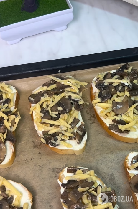 Хрусткі гарячі бутерброди з грибами та сиром: готуються в духовці