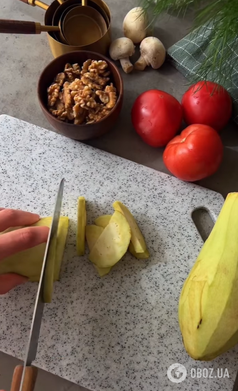 Смачний салат з баклажанами, помідорами та часником: чим заправити