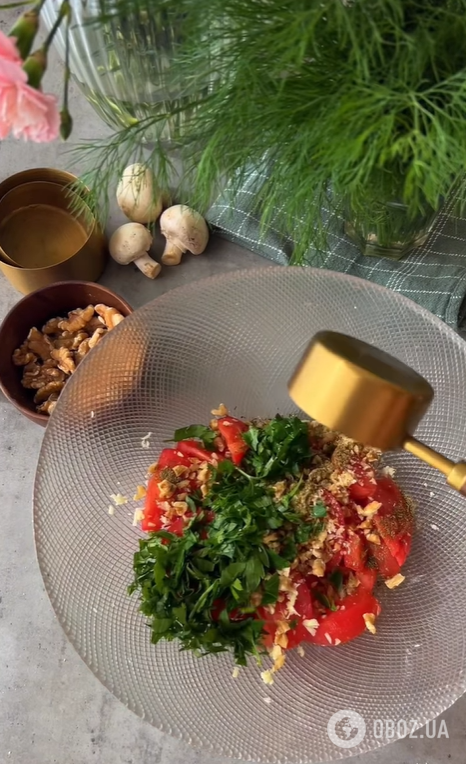 Смачний салат з баклажанами, помідорами та часником: чим заправити