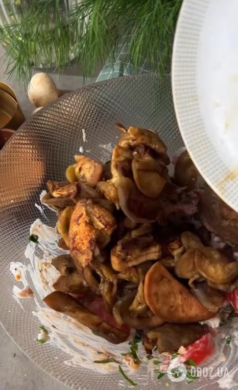 Смачний салат з баклажанами, помідорами та часником: чим заправити