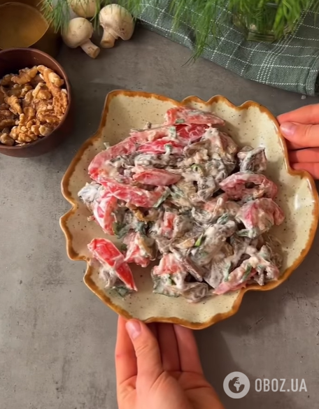 Смачний салат з баклажанами, помідорами та часником: чим заправити