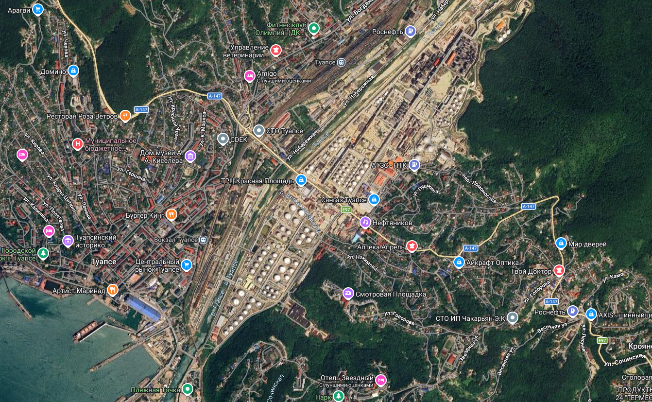 У російському Туапсе атаковано НПЗ: загорілися резервуари з нафтою. Фото і відео