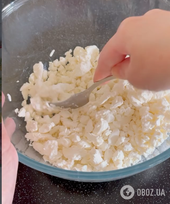 Білкові пиріжки з кисломолочного сиру та яєць для корисної вечері: ділимося простим рецептом