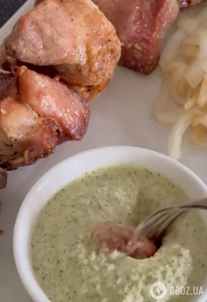 Идеально к мясу и рыбе: вкусный соус из оливок за 2 минуты