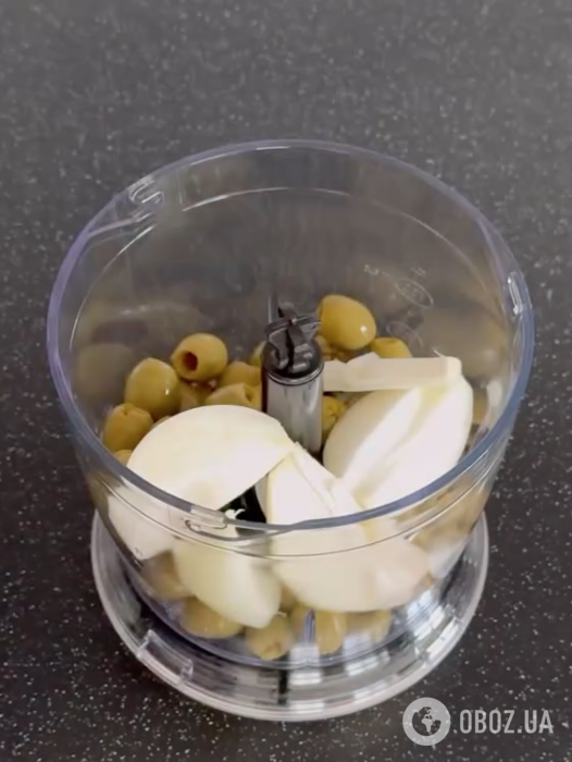 Идеально к мясу и рыбе: вкусный соус из оливок за 2 минуты