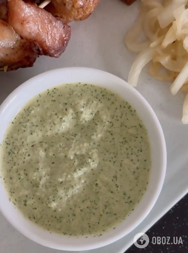 Идеально к мясу и рыбе: вкусный соус из оливок за 2 минуты