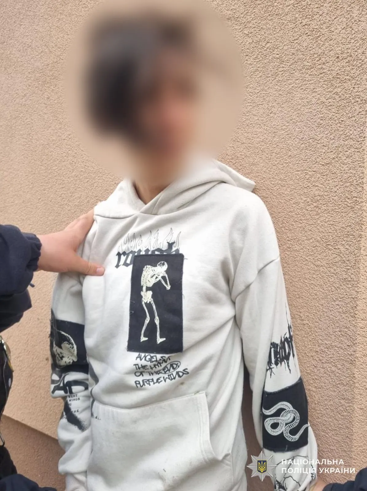 На Закарпатті учень вистрілив в однокласника у школі під час уроку: його затримали. Фото і відео