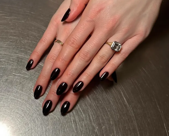 Забудьте о нюде: эксперты назвали тренд маникюра в апреле 2026 года