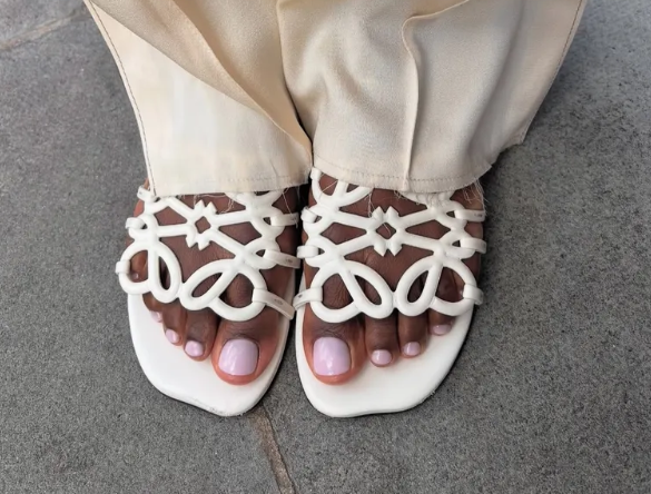 Какой педикюр сделать в апреле: топ лучших цветов