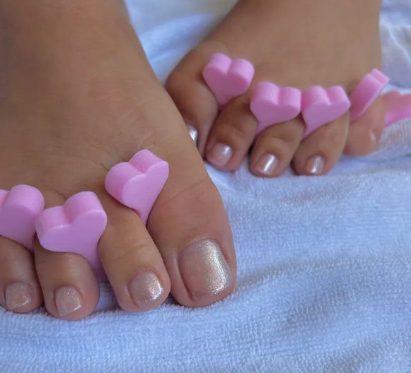 Какой педикюр сделать в апреле: топ лучших цветов