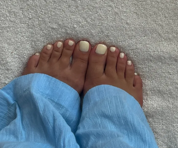 Какой педикюр сделать в апреле: топ лучших цветов