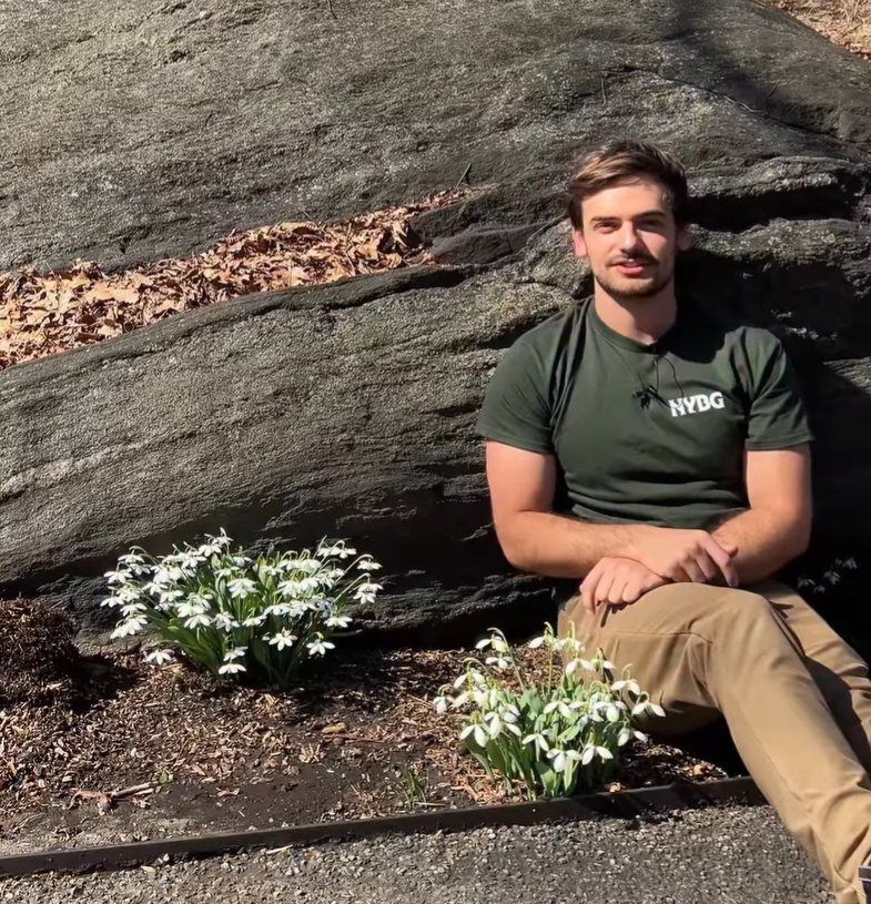 "Прокляття привабливості". Американський садівник став жертвою хтивих коментарів після невинного відео з квітами: який вигляд він має