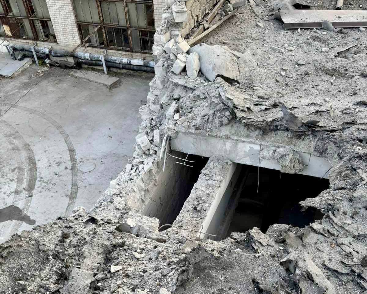 На Днепропетровщине в результате вражеской атаки повреждены предприятия, гимназия и дома: есть пострадавшие