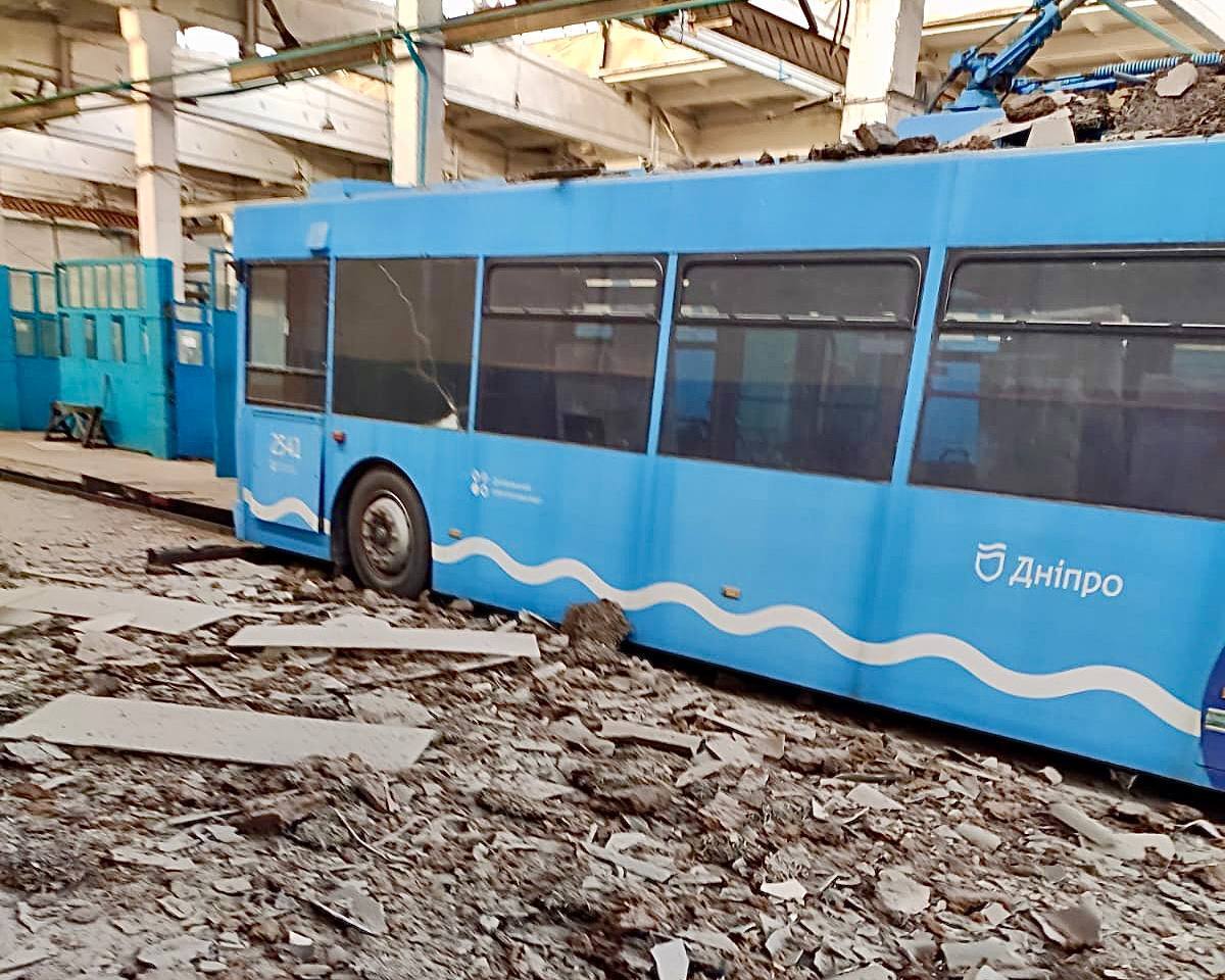 На Днепропетровщине в результате вражеской атаки повреждены предприятия, гимназия и дома: есть пострадавшие