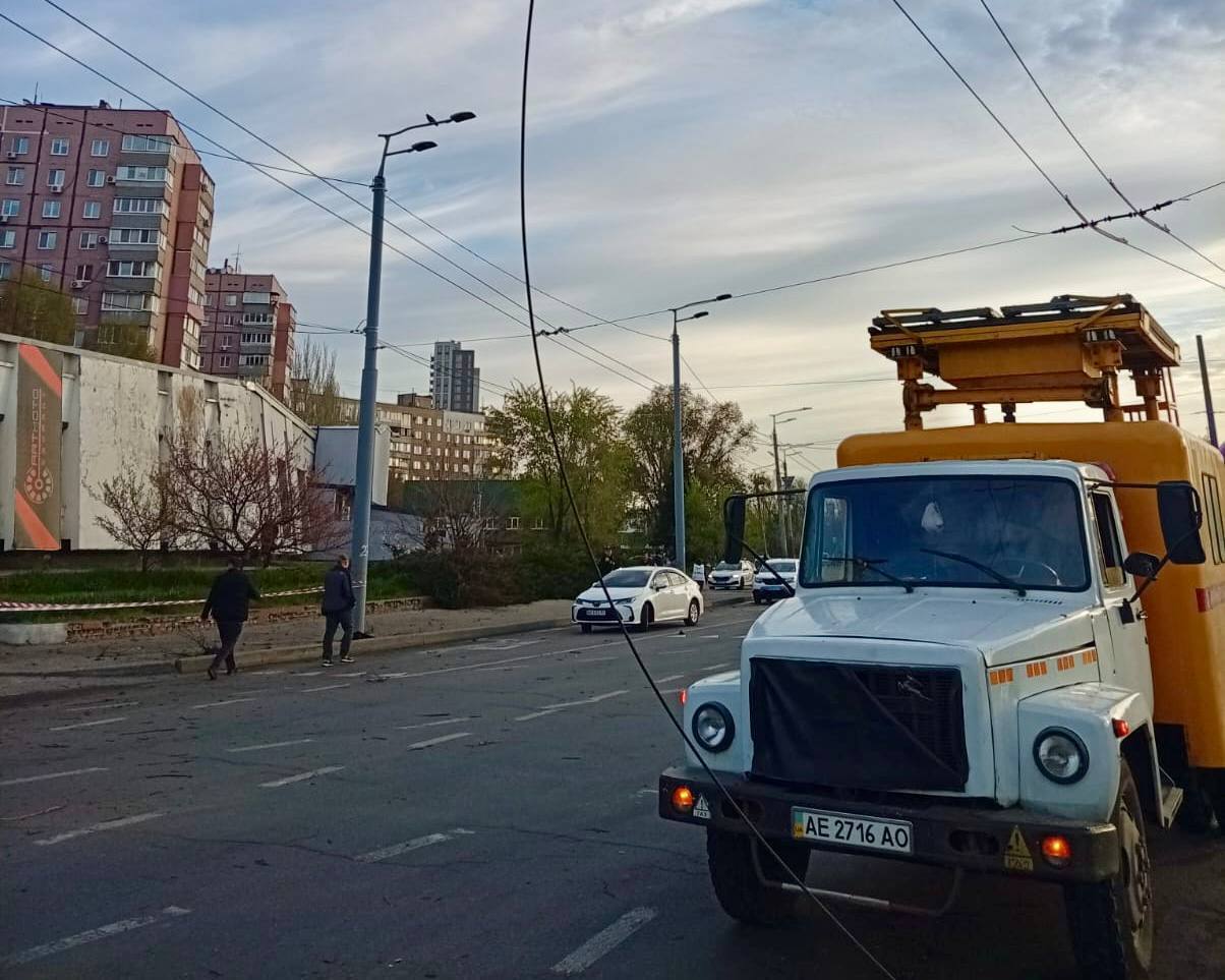 На Днепропетровщине в результате вражеской атаки повреждены предприятия, гимназия и дома: есть пострадавшие