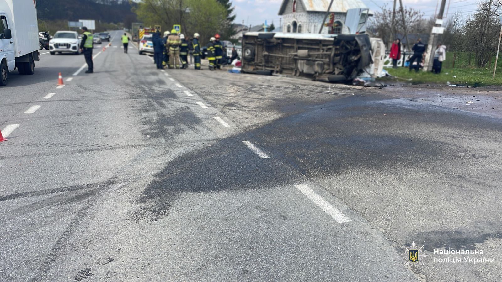 На Прикарпатті автомобіль зіштовхнувся з маршруткою: водій загинув, пасажири постраждали. Фото