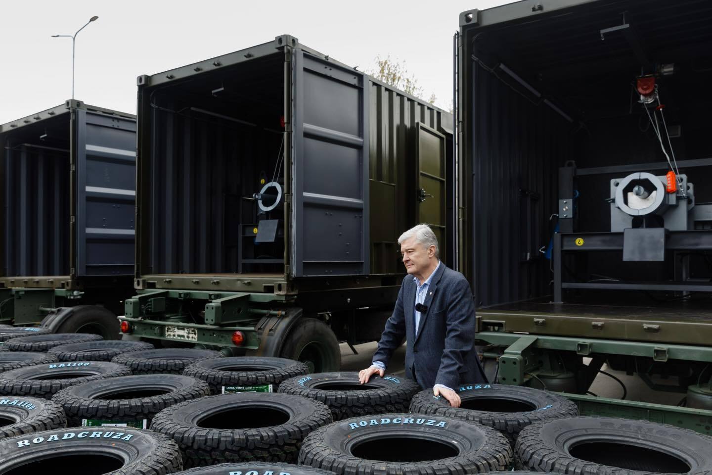 Едут прямо на позиции: Порошенко передал в подразделения ВСУ технику для шиномонтажа, шины и зарядные станции