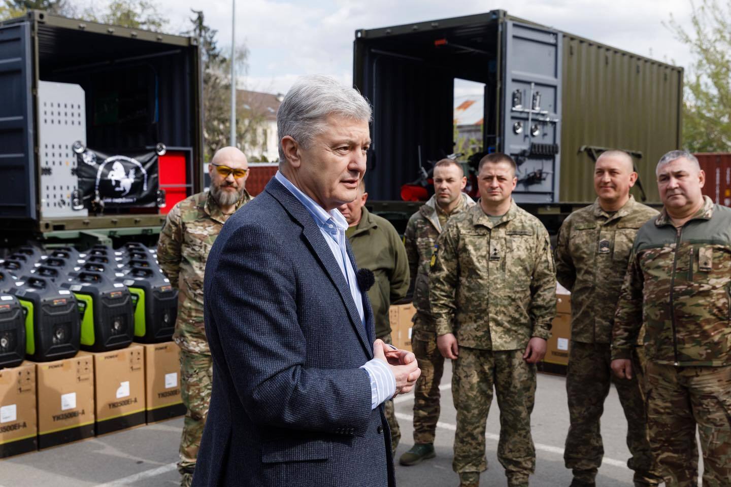 Едут прямо на позиции: Порошенко передал в подразделения ВСУ технику для шиномонтажа, шины и зарядные станции