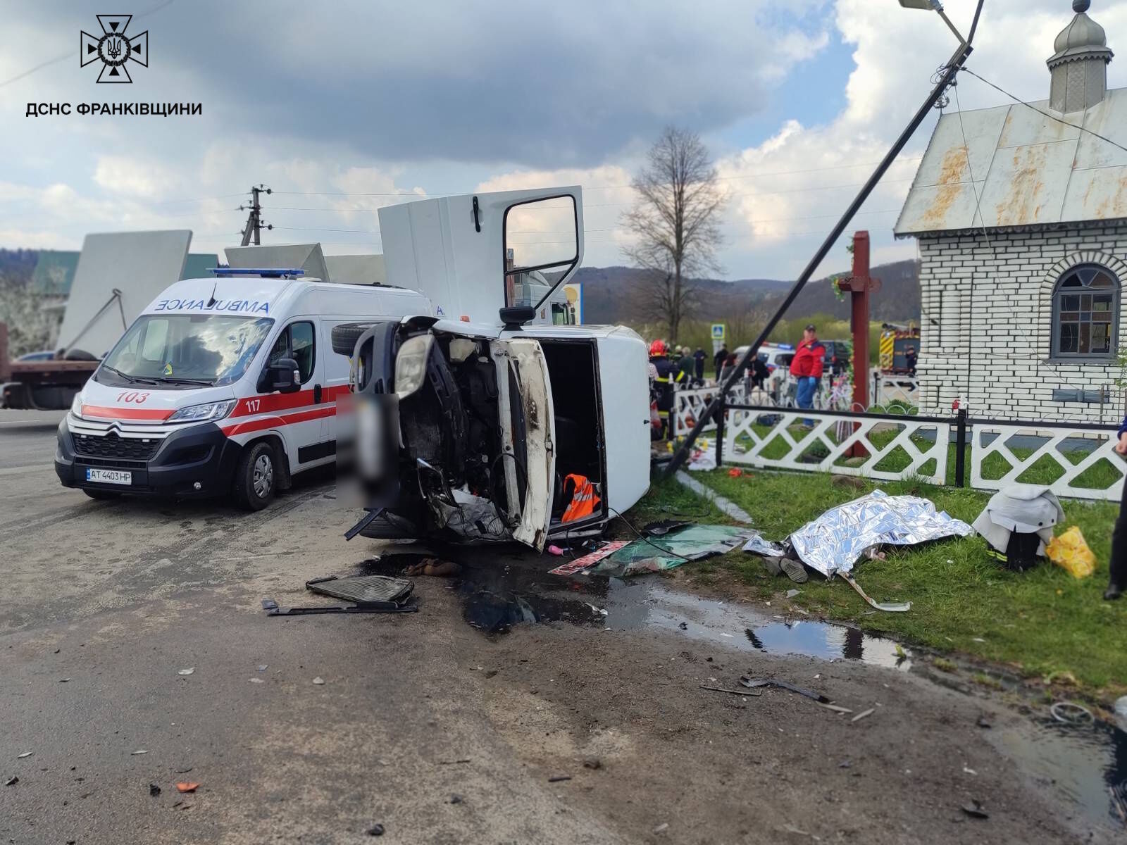 На Прикарпатті автомобіль зіштовхнувся з маршруткою: водій загинув, пасажири постраждали. Фото