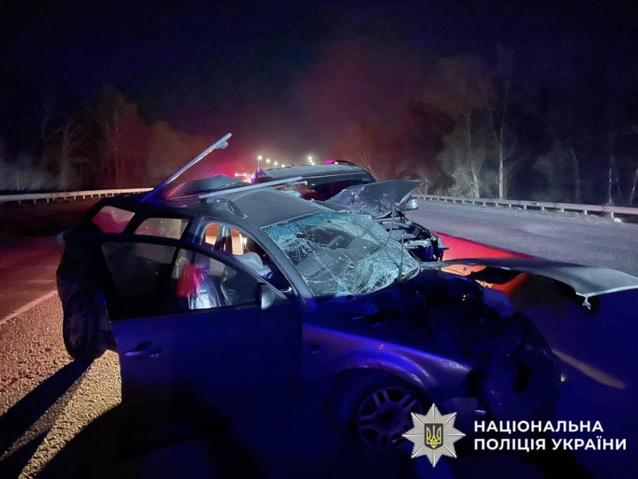 На Київщині сталась ДТП за участі двох легковиків: загиблого водія з понівеченого авто діставали рятувальники. Фото