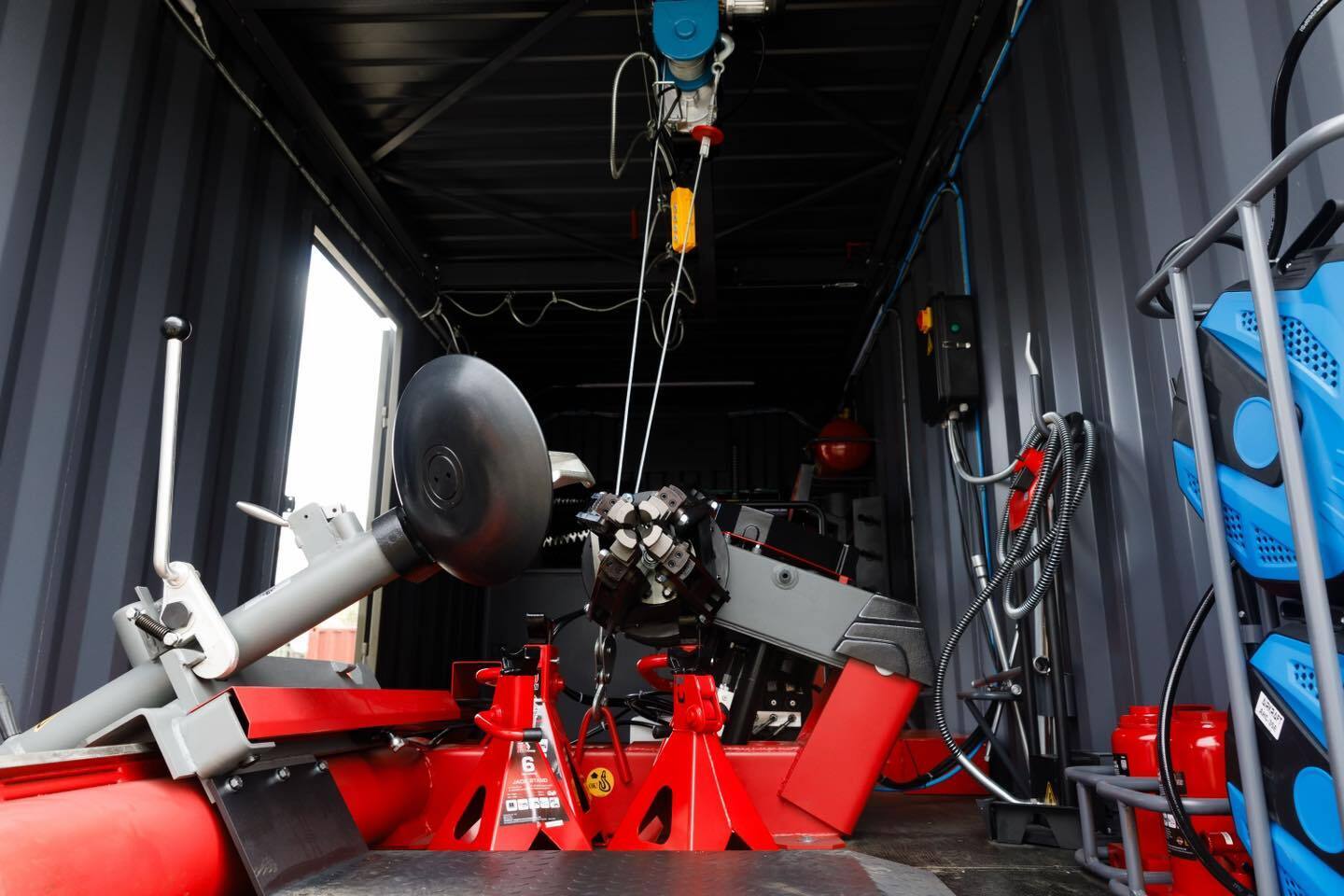 Едут прямо на позиции: Порошенко передал в подразделения ВСУ технику для шиномонтажа, шины и зарядные станции