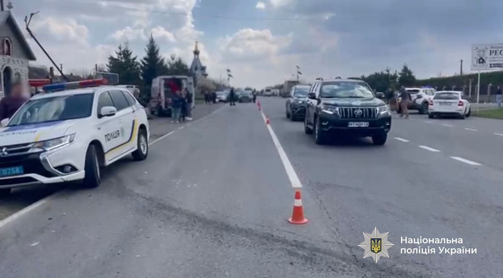 На Прикарпатті автомобіль зіштовхнувся з маршруткою: водій загинув, пасажири постраждали. Фото