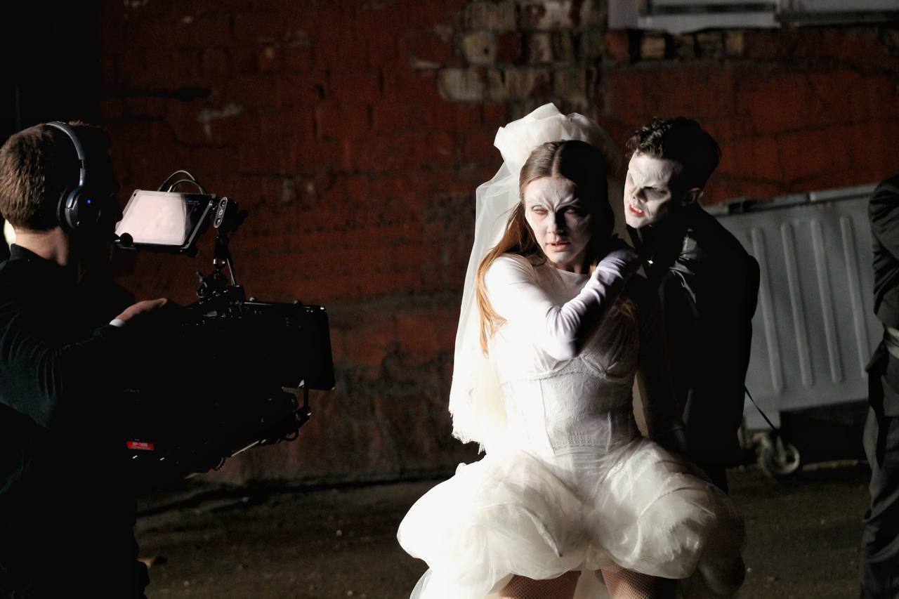 "Не були готові до такого". KOLA здивувала вампірським кліпом на пісню "Каблучка", який порівнюють з "Сутінками"