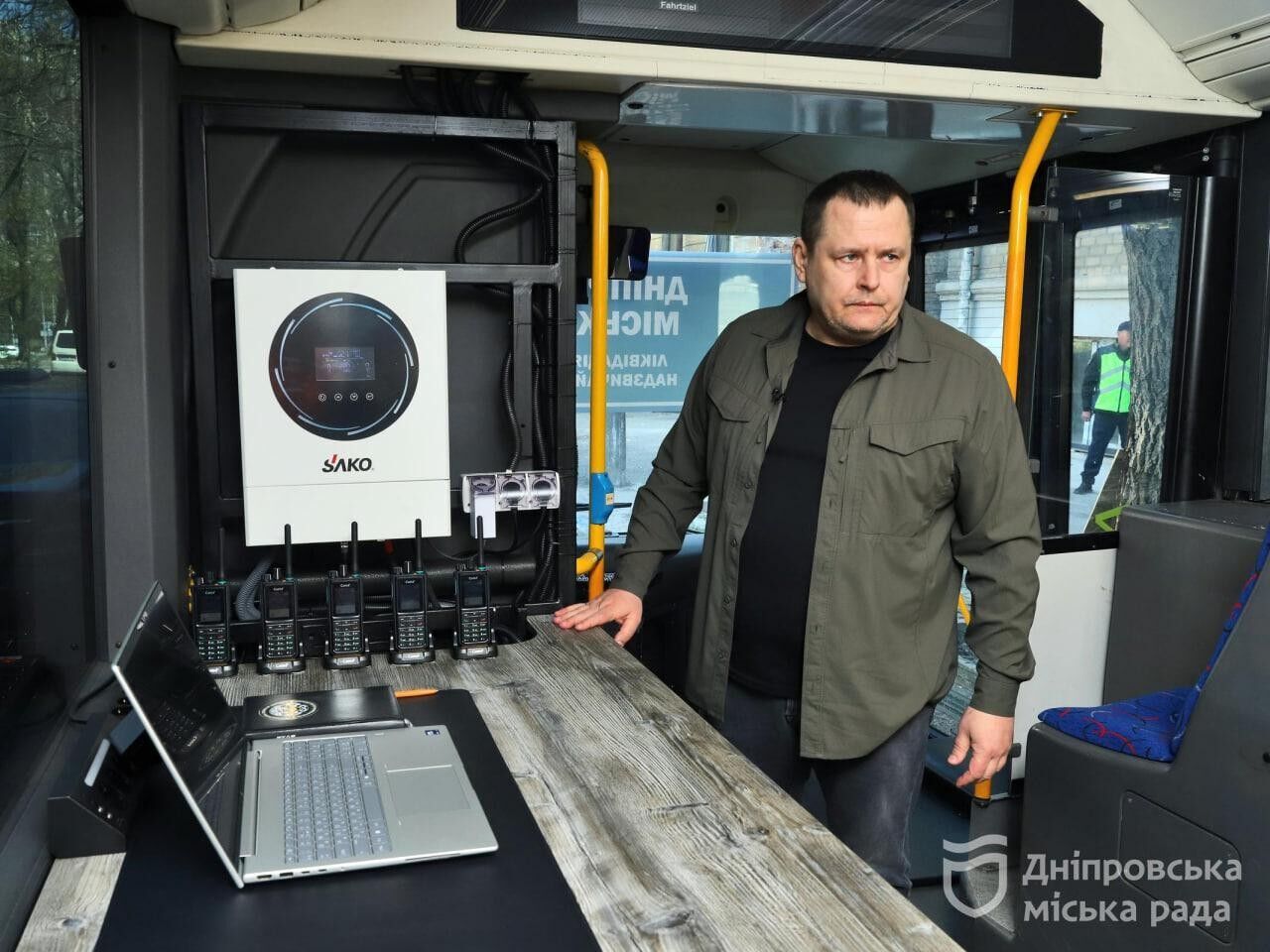 Оперативні наради і підтримка людей: як у Дніпрі працює пересувний штаб на місцях обстрілів