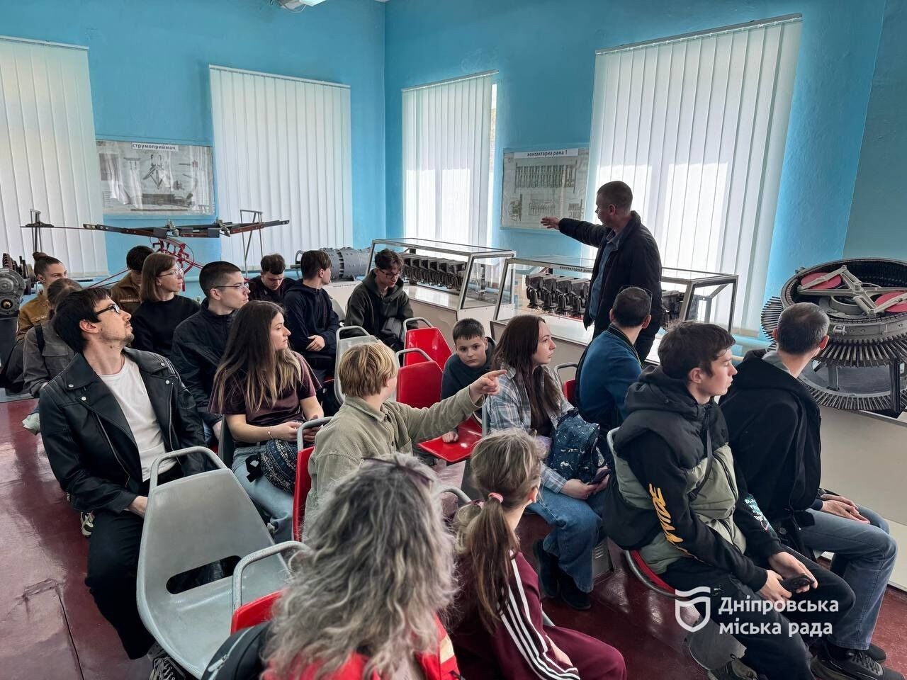 Панорамний трамвай і екскурсія на підприємство: у Дніпрі до Дня громадського транспорту провели екскурсію для молоді