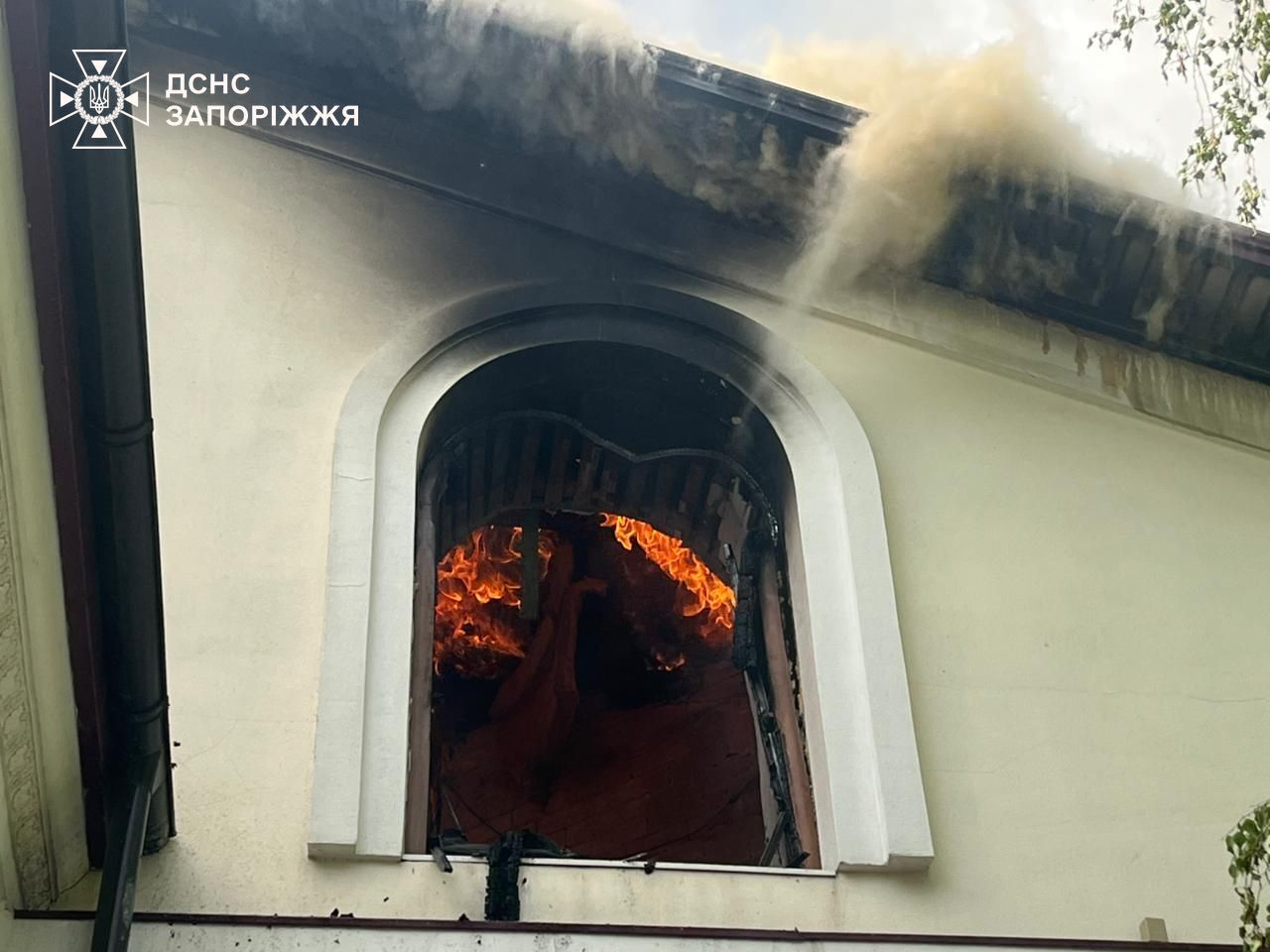 Росія вдарила по Запоріжжю: горять авто, є постраждалі. Відео