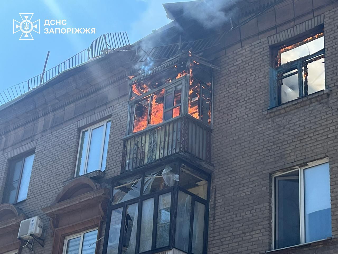 Росія вдарила по Запоріжжю: горять авто, є постраждалі. Відео