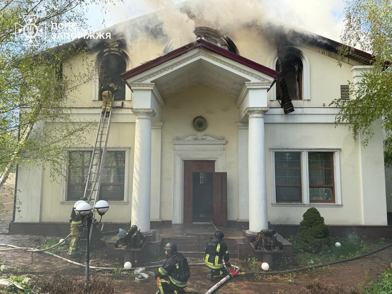 Росія вдарила по Запоріжжю: горять авто, є постраждалі. Відео