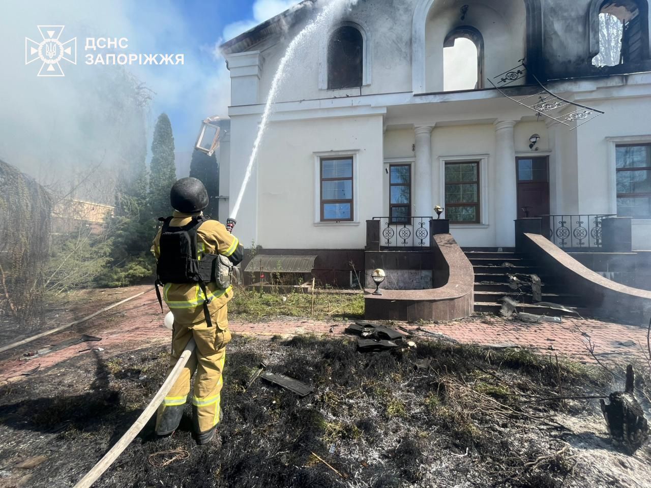 Росія вдарила по Запоріжжю: горять авто, є постраждалі. Відео